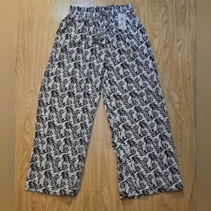 Black and White Leaf Print Pants Size S/M